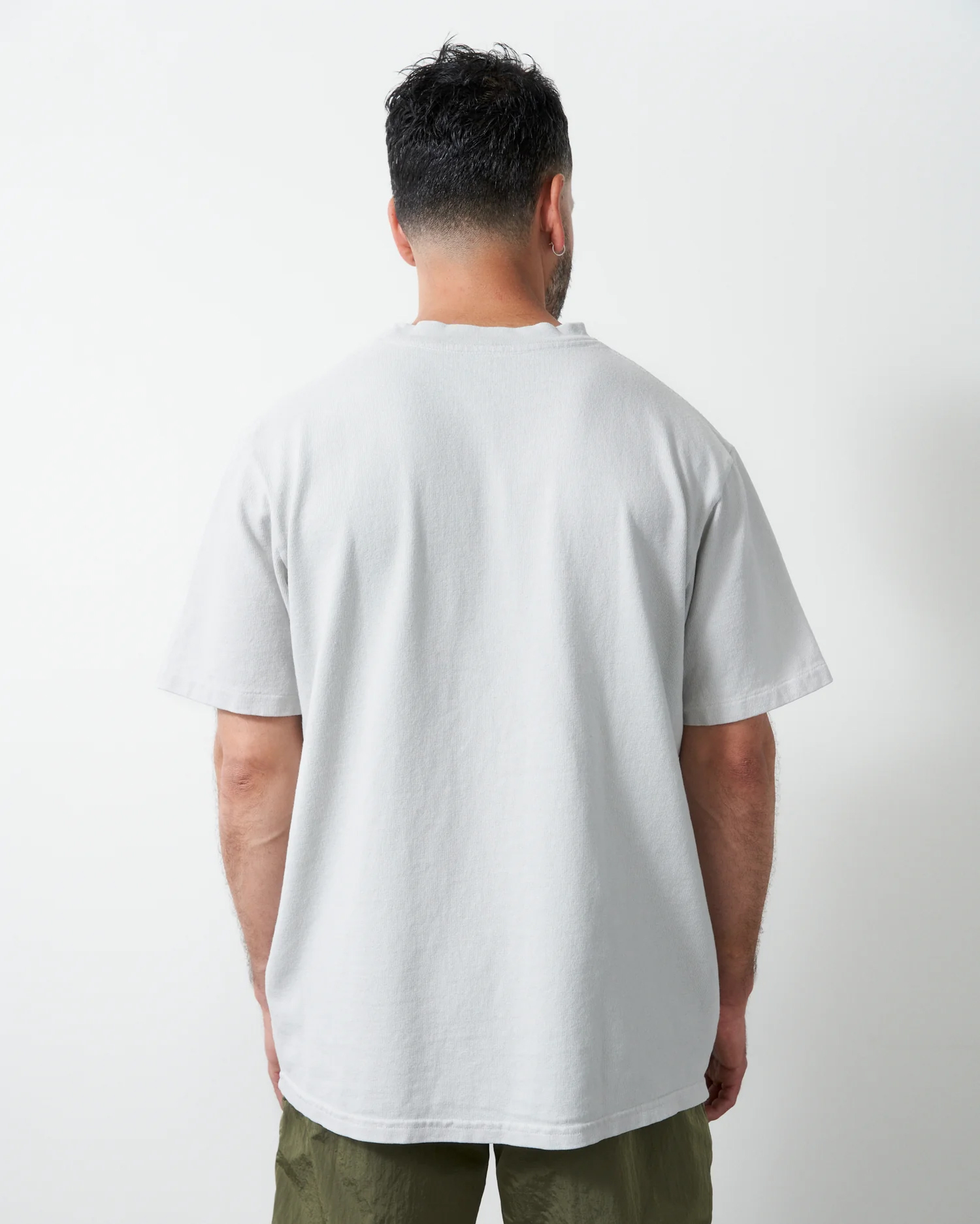 반팔 티셔츠 모델 착용 이미지-S1L3